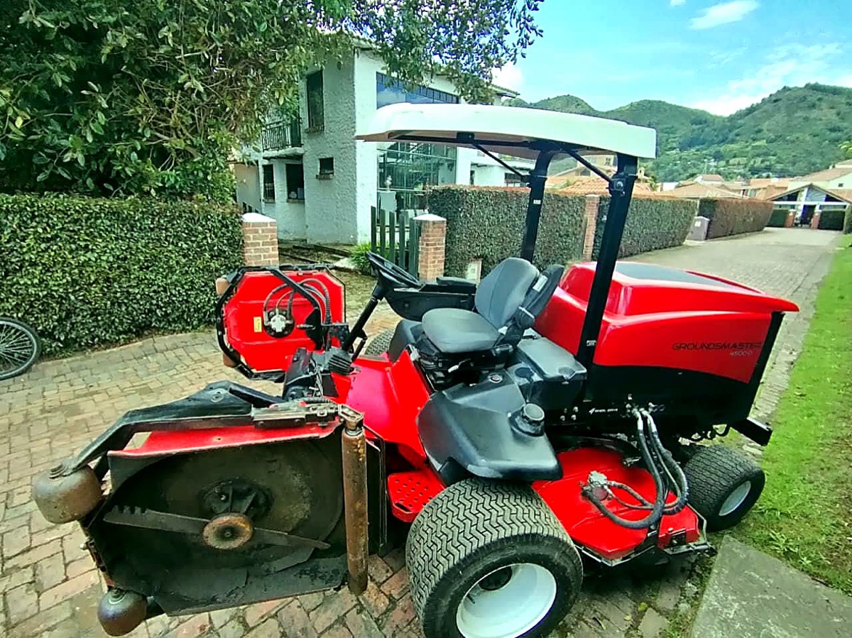 Cortadora Toro roja con unidad de corte lateral, vista de perfil