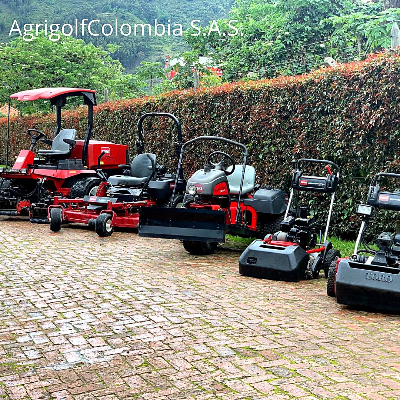 Flota de maquinaria Agrigolf Colombia: cortadoras de greens, triplex y equipos de mantenimiento