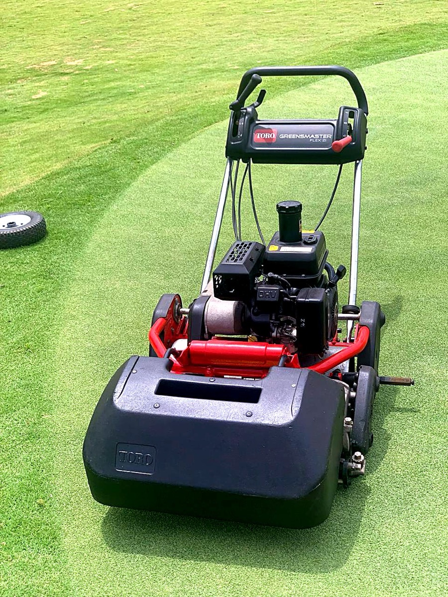 Cortadora de greens Toro Greensmaster sobre un green