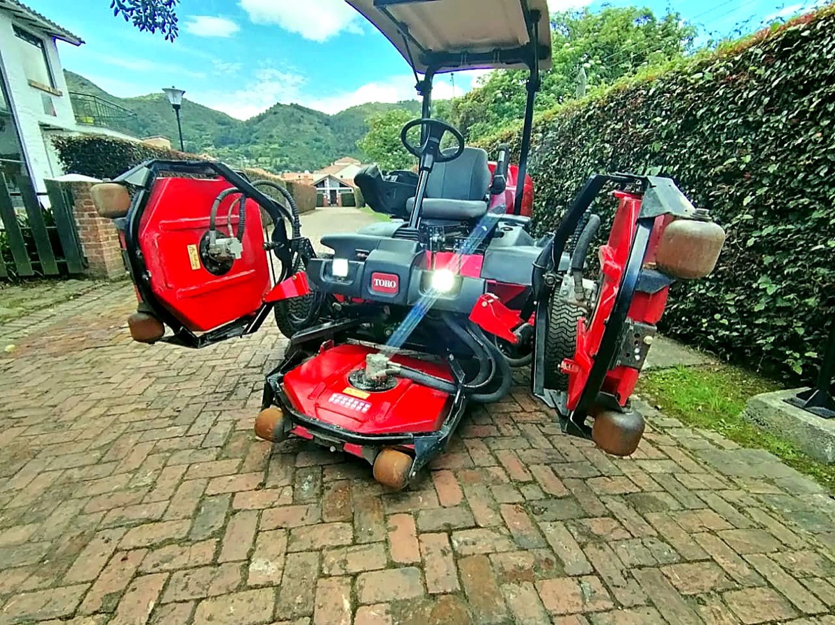 Cortadora triplex Toro con unidades de corte extendidas