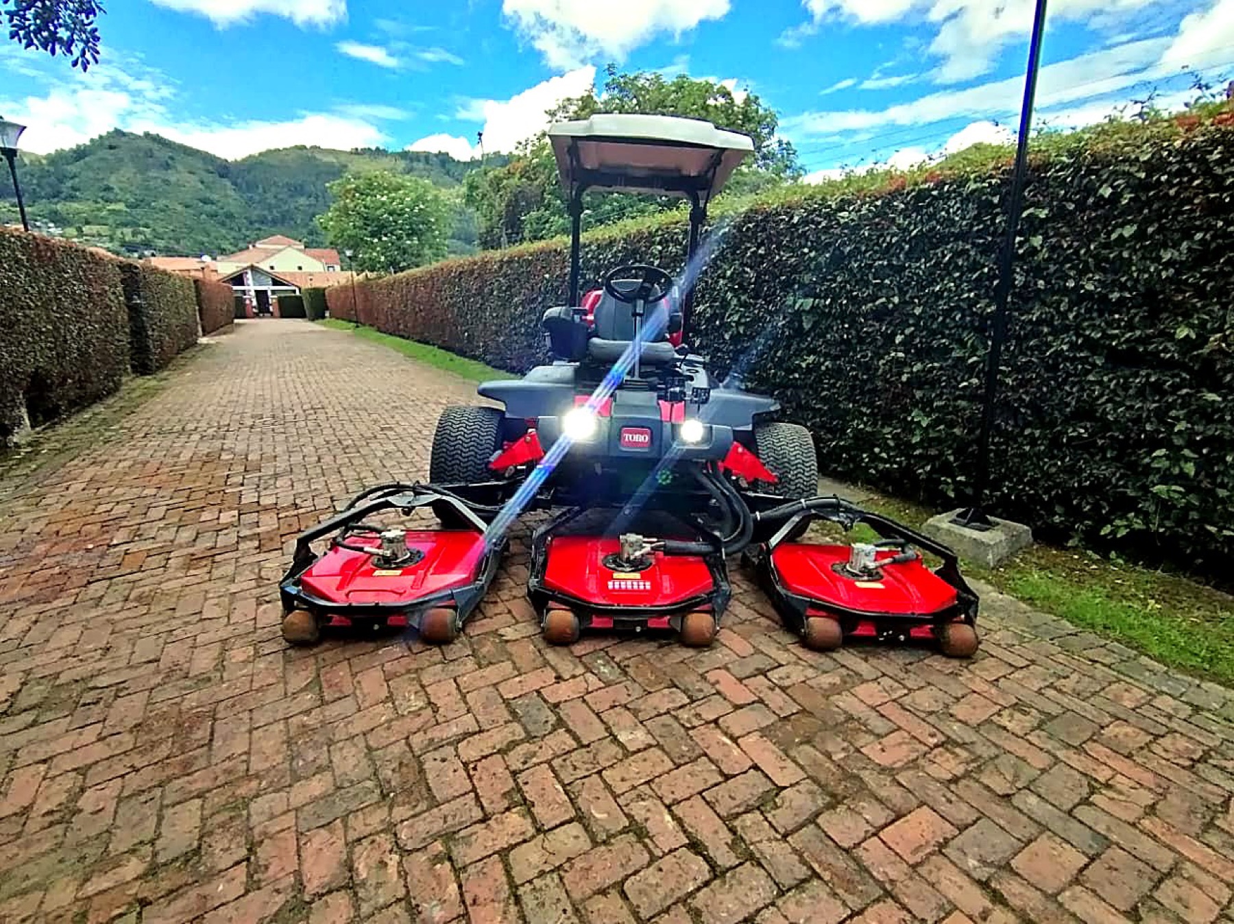 Cortadora triplex Toro con las tres unidades de corte extendidas, lista para trabajo en campo