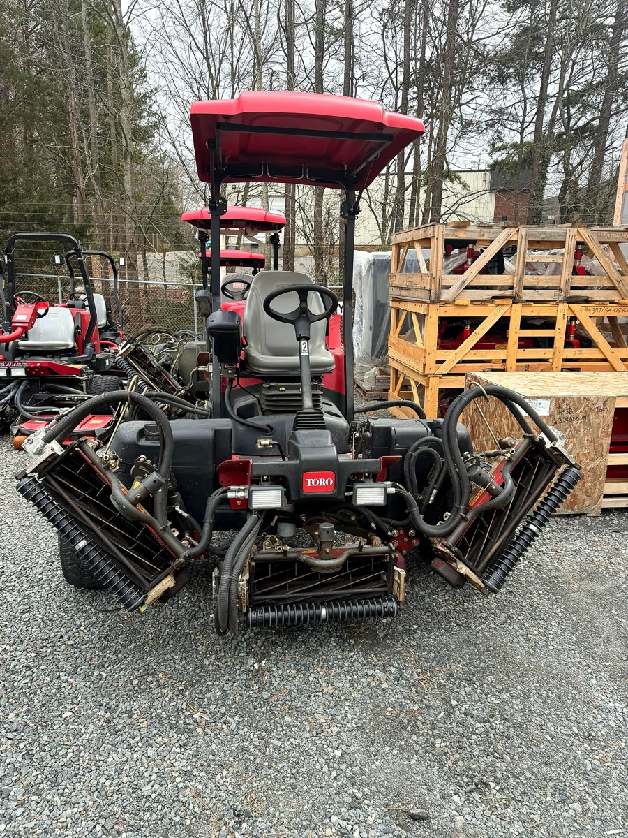 Cortadora de fairways Toro Reelmaster con cinco molinetes, vista frontal