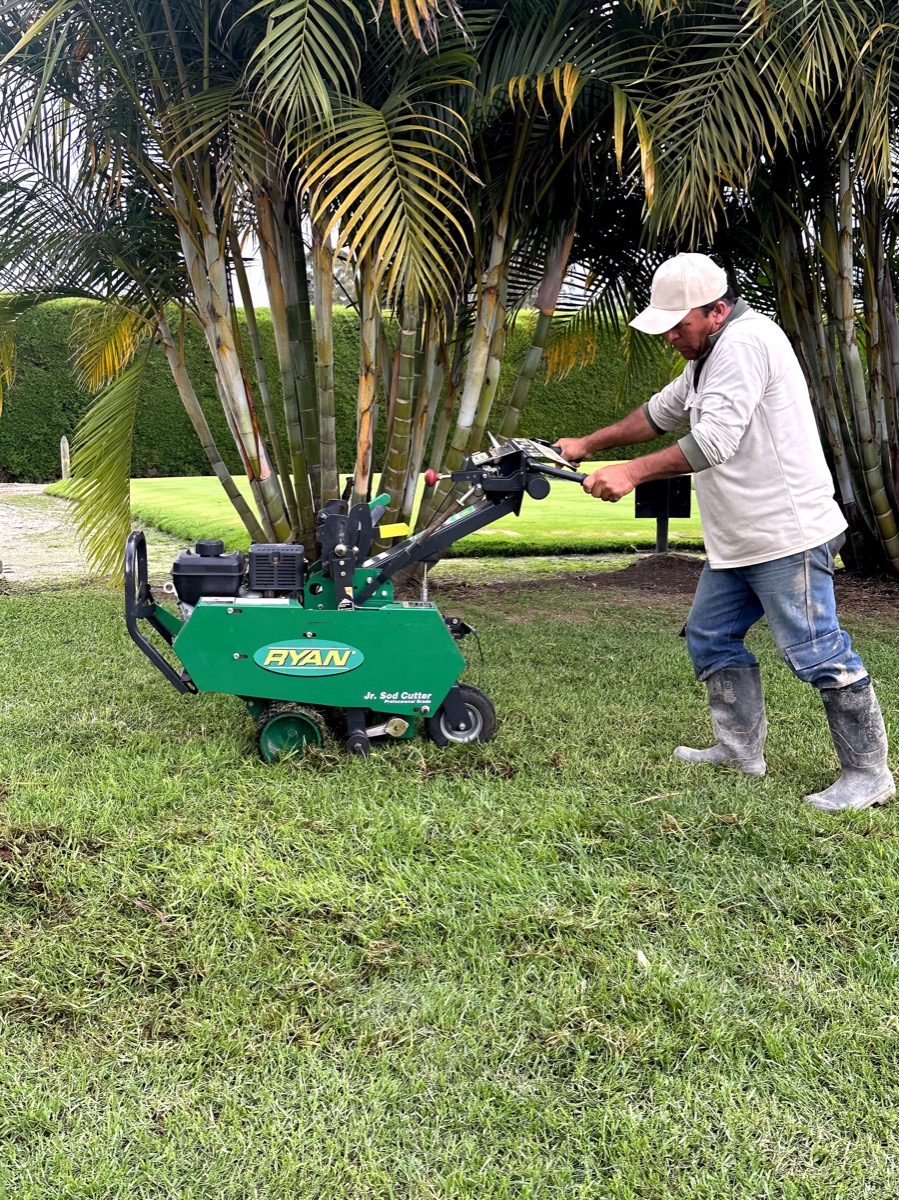 Operario de Agrigolf manejando un Ryan Jr. Sod Cutter sobre el césped
