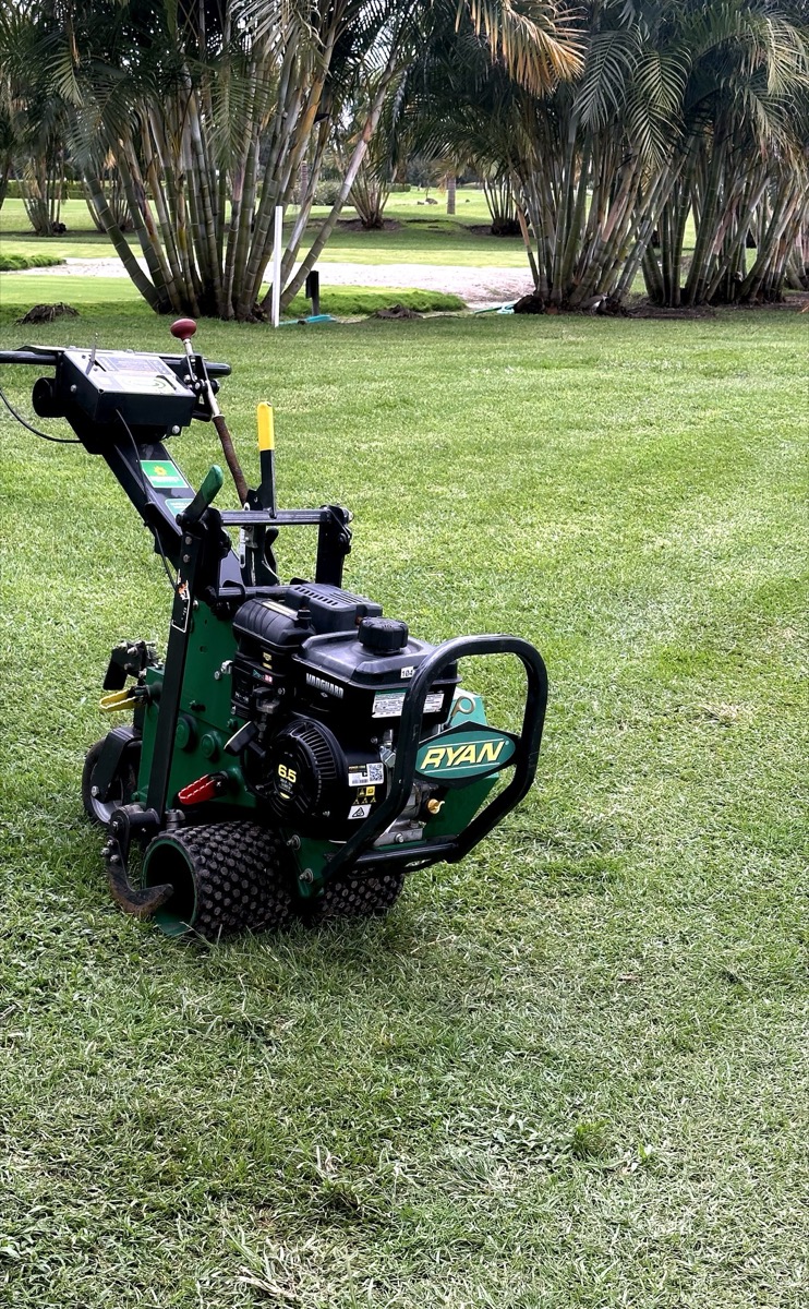 Ryan Jr. Sod Cutter en operación sobre campo de golf